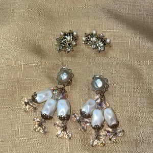 Two pairs of vintage clip on earrings. Has pearl stones with gold/silver. Cute